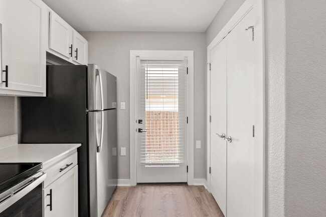 Interior Photo - 20 Tate Village