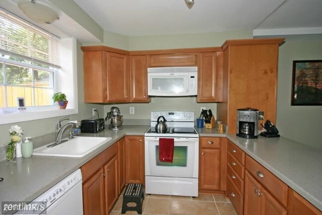 Building Photo - 3 br, 1 bath Townhome - 1608 Dogwood Drive