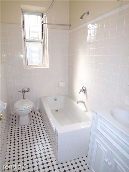 Primary Photo - 105 E 192nd St