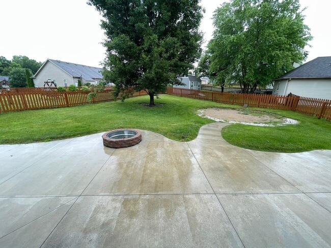 Building Photo - Beautiful Shelbyville Home For Rent