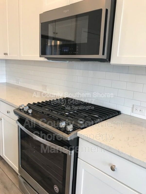 Building Photo - 877 Devon Estate Ave