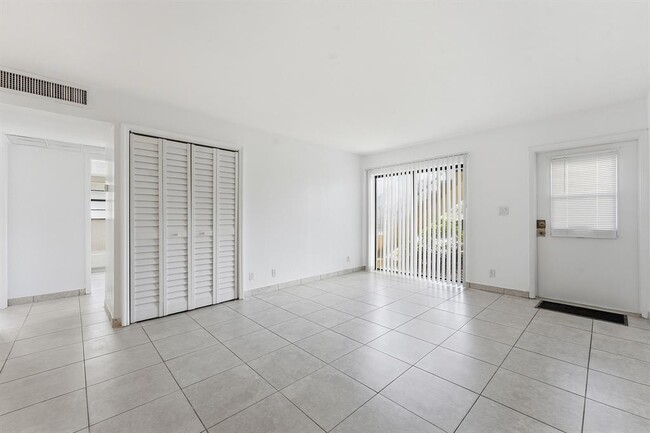 Foto del edificio - 2671 Riverside Dr