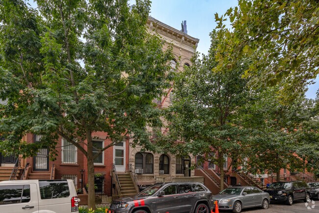Building Photo - 328 Madison St