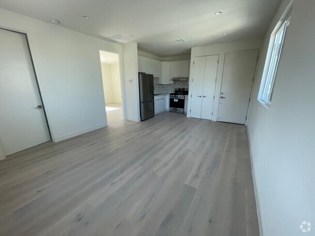 Building Photo - 266 S Mansfield Ave