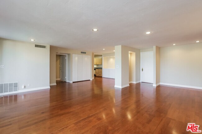 Foto del edificio - 723 Palisades Beach Rd