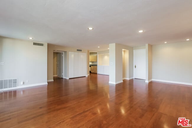 Building Photo - 723 Palisades Beach Rd