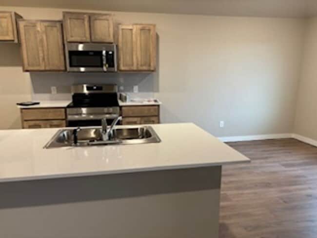 Building Photo - New Home! 1st month free!