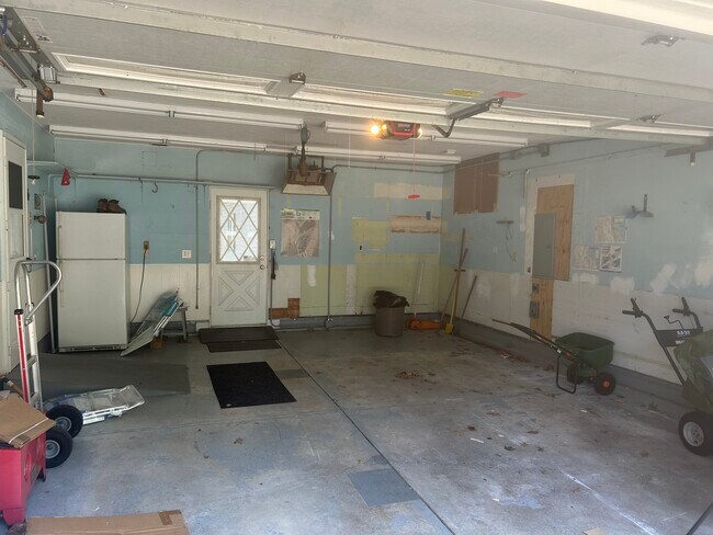 Building Photo - 6481 Ambrose Dr