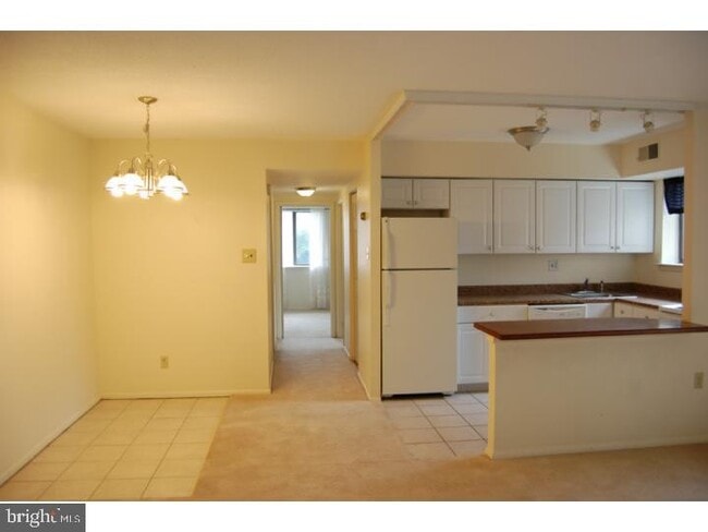 Building Photo - 1015 Valley Dr