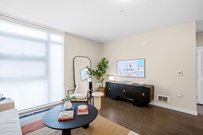 Amplia sala de estar en L Seven Apartments en San Francisco, CA 94103 - L Seven