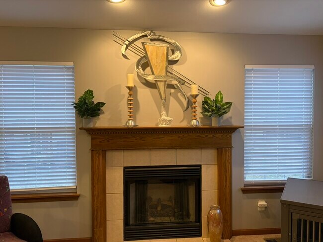 sala de estar principal - 701 Blackstone Ct