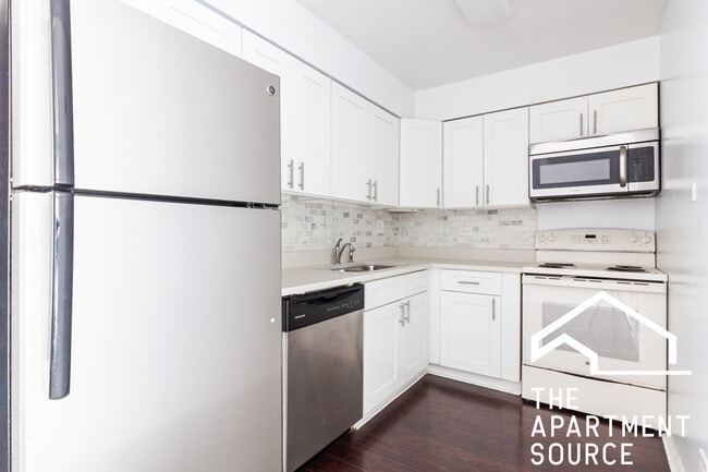 Photo - 3825 N Pine Grove Ave Apartment