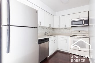 Building Photo - 3825 N Pine Grove Ave