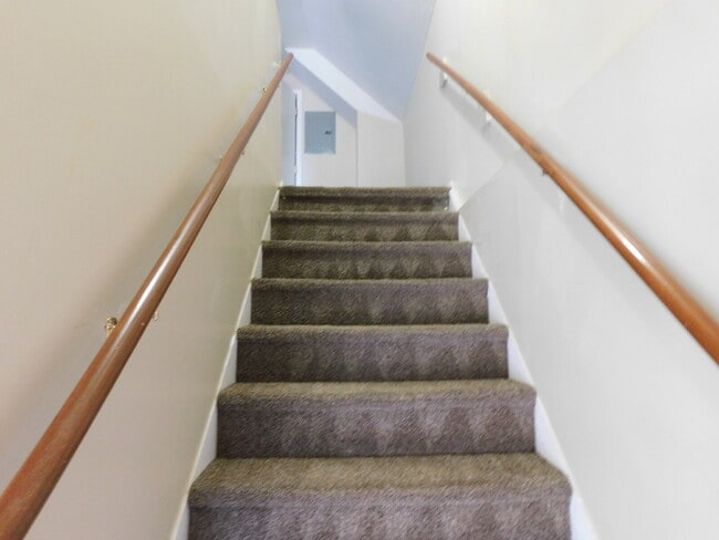 Foto del edificio - Private Entry Upper Unit Duplex