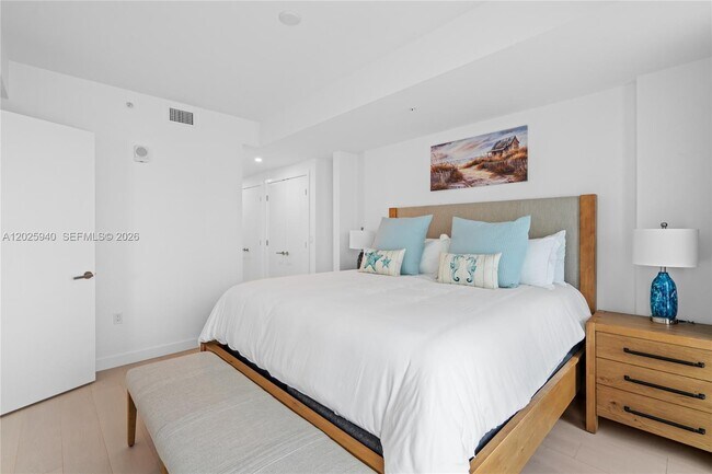 Foto del edificio - 9221 E Bay Harbor Dr