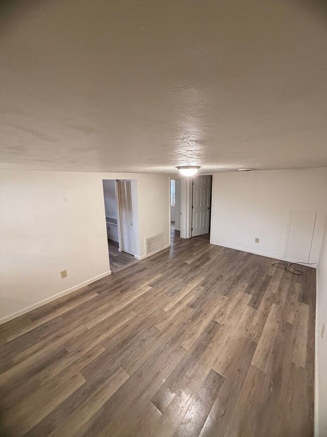 Foto del edificio - 4955 Bull Creek Rd