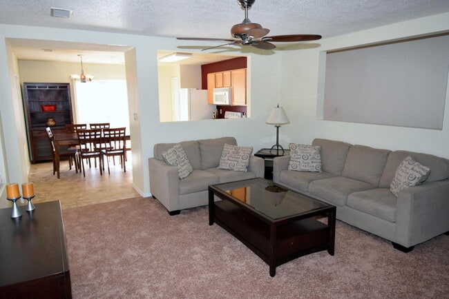 Building Photo - VISTA DEL NORTE 2 bedroom 2 bath 2/CG