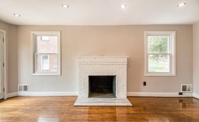 Building Photo - Spacious, Sunlit, 3 BR, 3BA Detached Home ...