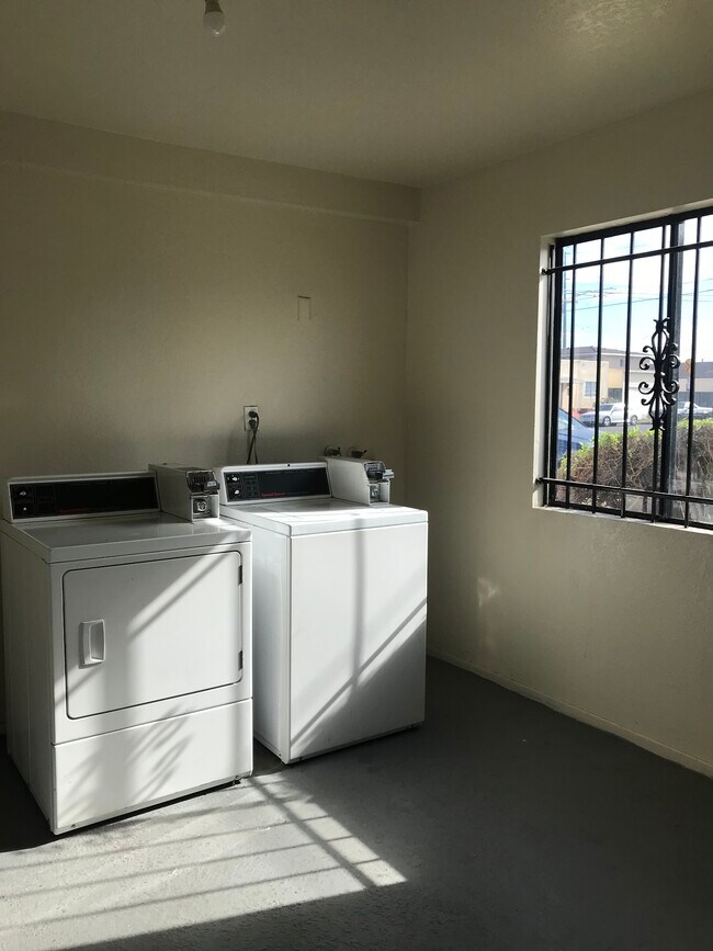 Foto del edificio - 4165 W Broadway