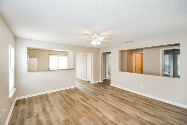 Foto del edificio - 957 Wynfield Cir