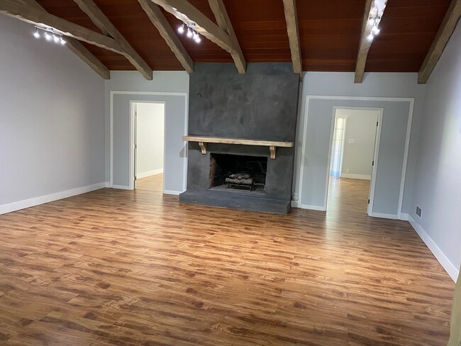 Building Photo - 15488 Del Gado Dr
