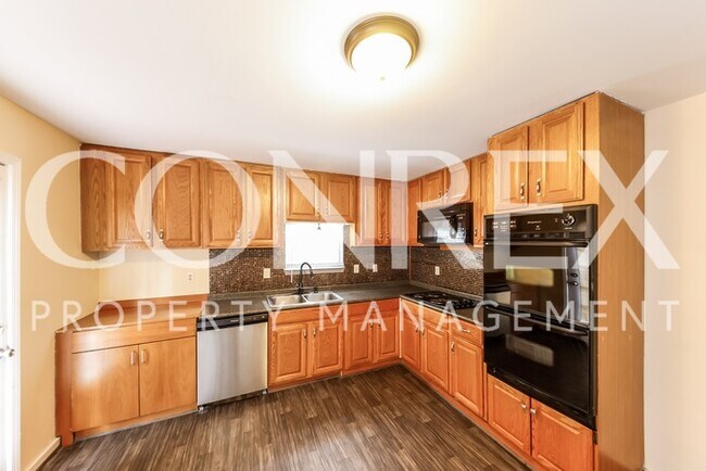 Foto del edificio - Updated 3 Bedroom with Beautiful Yard -- O...