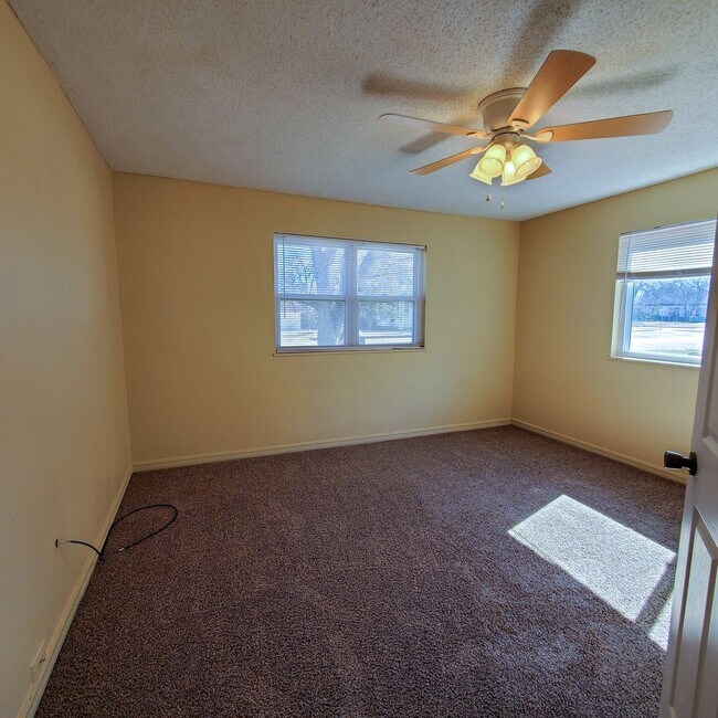 Building Photo - 3 Bedroom home in Shawnee