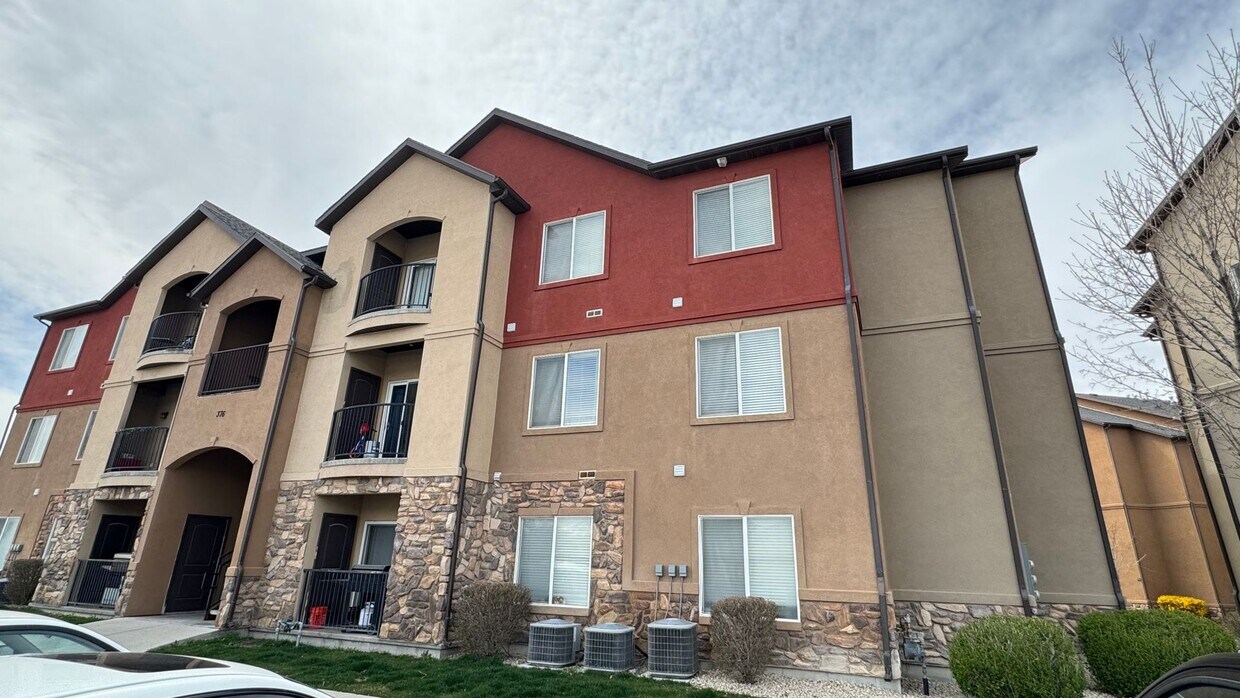 Primary Photo - Top floor 3 bedroom 2 bath condo!