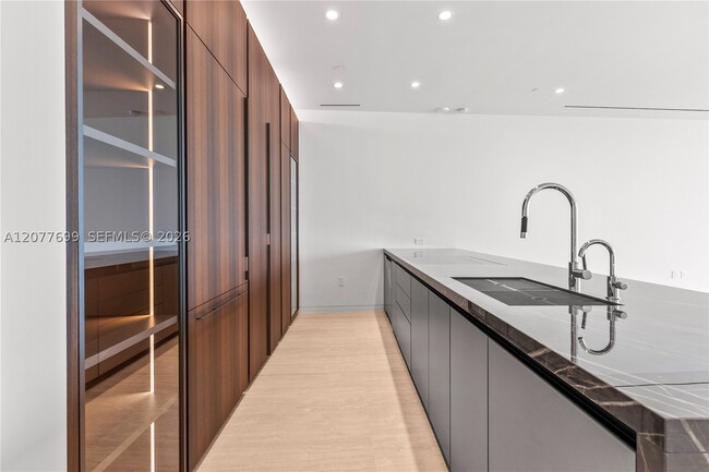 Building Photo - 5 FL-5