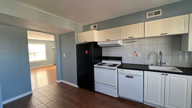 Foto del edificio - 9250 E Girard Ave