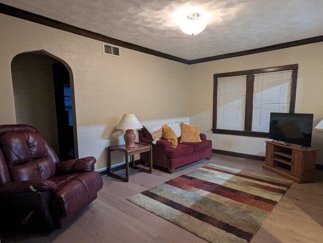 Building Photo - 1422 E State St