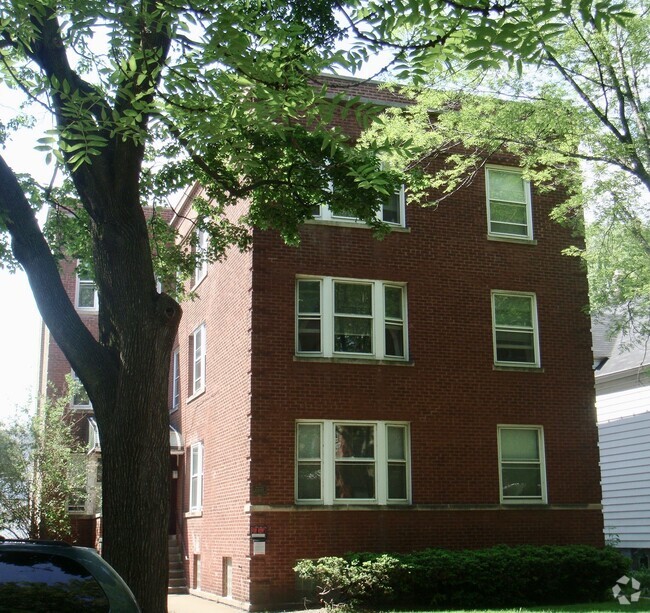 Building Photo - 1721 W Farragut Ave