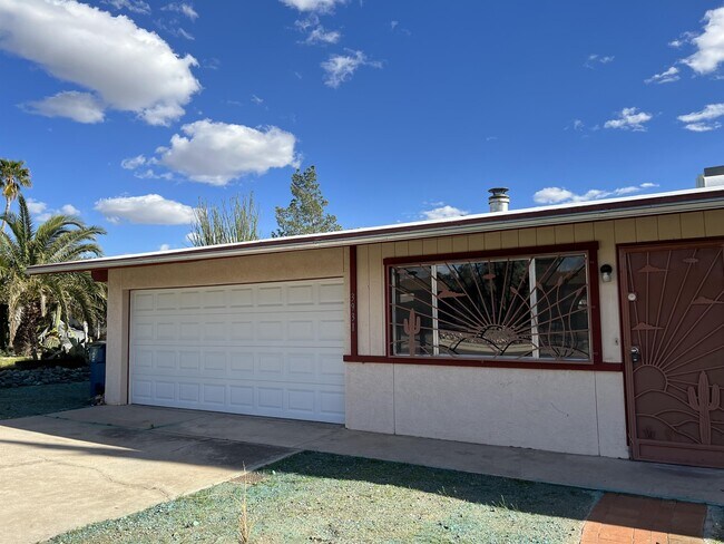 Building Photo - 3931 W Sunny Hills Pl