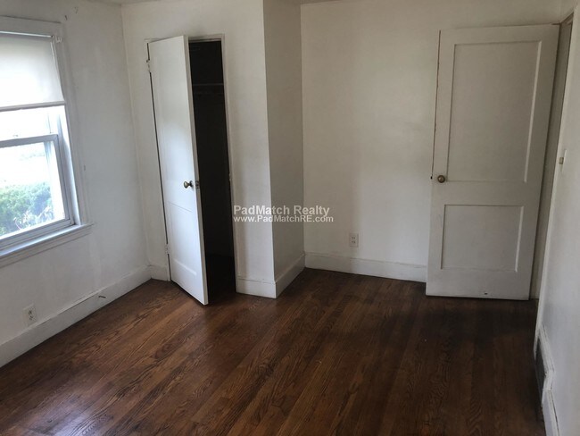 Building Photo - 3 bed 1 bath, first floor