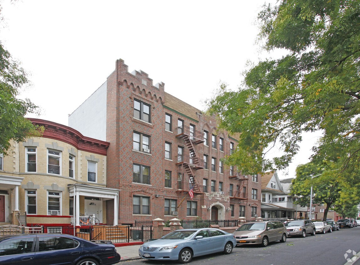 Building Photo - 250 Maple St