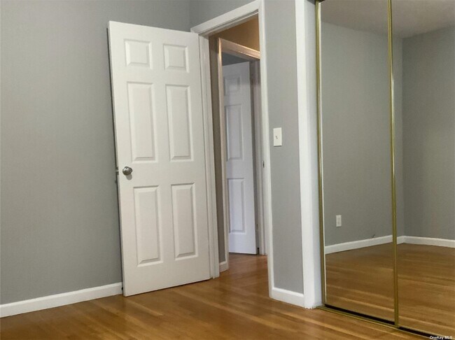 Foto del edificio - 72 Bethpage Rd