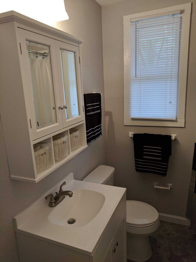 Baño/Armario grande con almacenamiento - 911 Phillips St