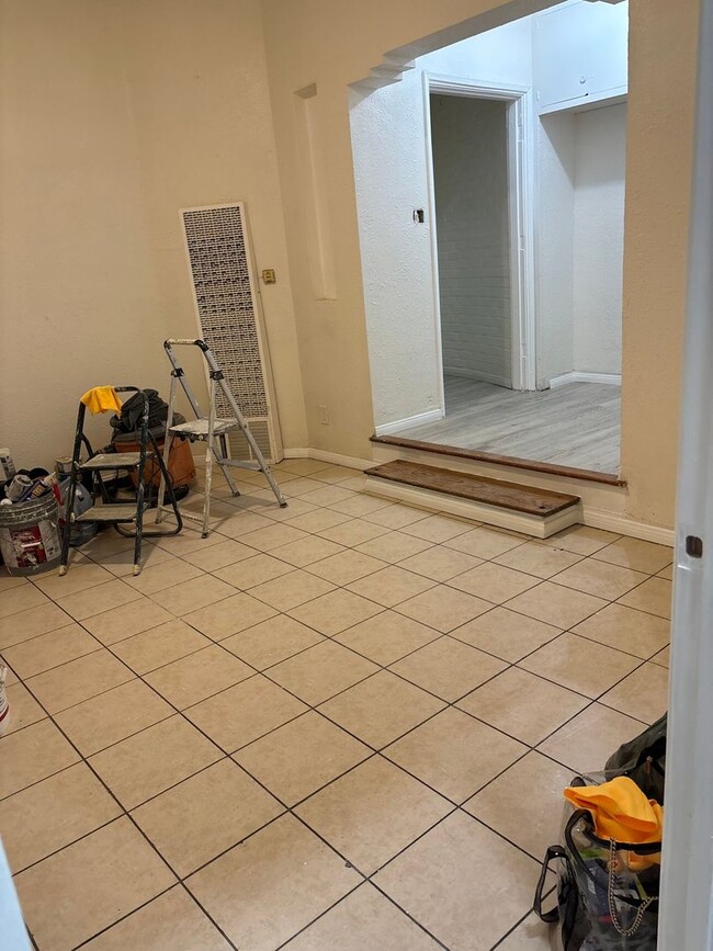 Building Photo - 1121 W Base Line St