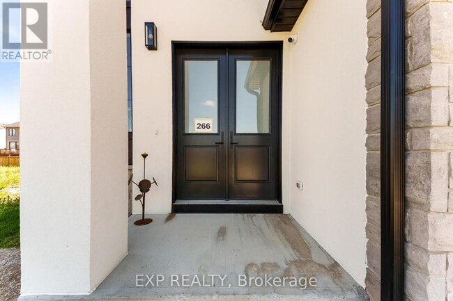 Building Photo - 266 Hesselman Cres