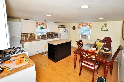 Building Photo - 349 Naubuc Ave