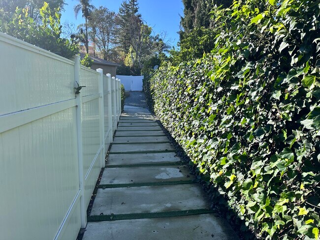 Foto del edificio - 5371 Topeka Dr