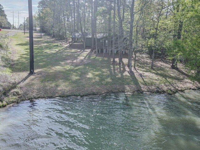 Foto del edificio - 9126 Lazy Ln