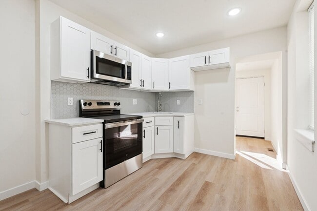 Building Photo - 1828 E Pacific St