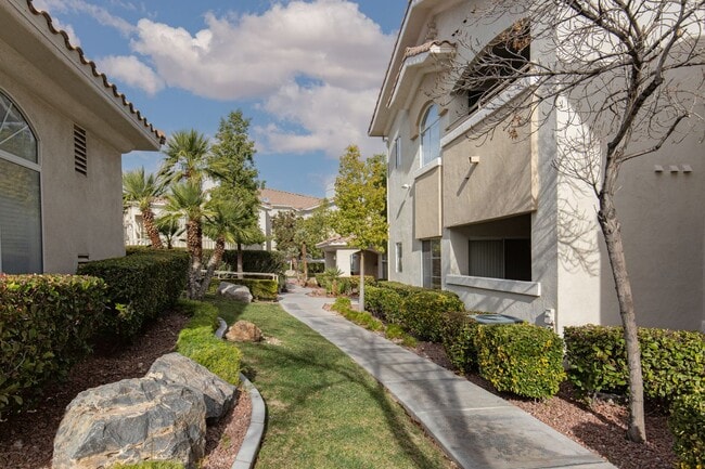 Foto del edificio - Fully furnished luxury 3br townhome with garage in gated Summerlin community