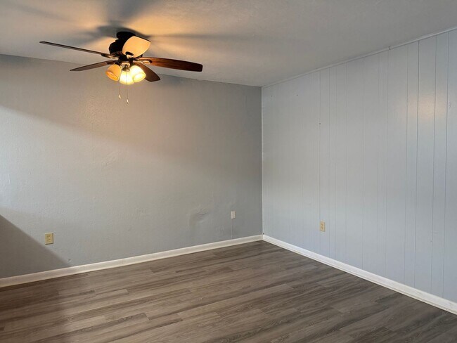 Building Photo - * MOVE IN SPECIAL * 1/2 OFF 2ND MONTH'S RENT!! Spacious 876 SF Unit - 2 bd / 1 ba near UF - Brand...