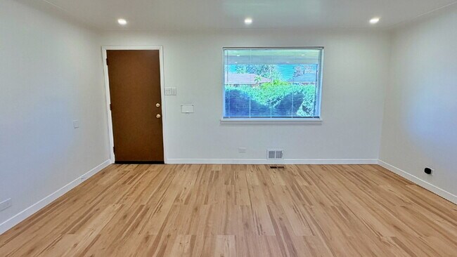 Foto del edificio - FANTASTIC REMODELED 3 Bed 2 Bath Home in Strayer & Shephards Park Hill Brand New Flooring New Car...