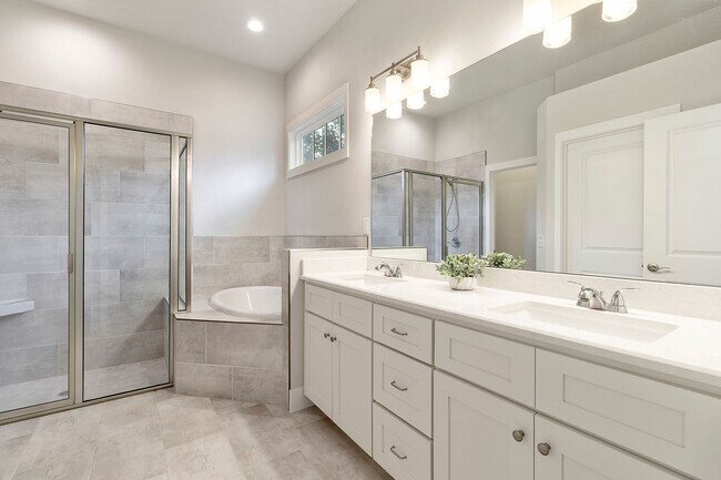 Building Photo - 3 Bed/ 2 Bath Home