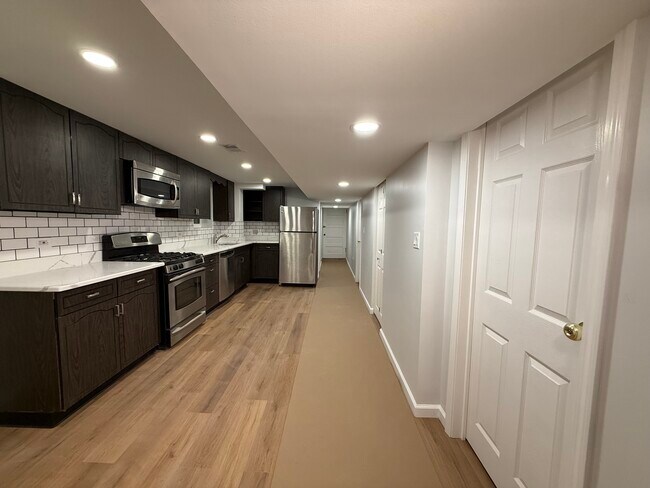 Cocina con despensa - 1542 N Kolin Ave