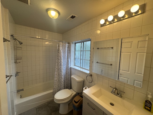 Building Photo - 546 E Delno Dr