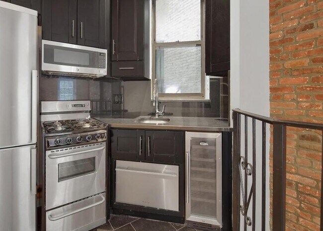 Building Photo - 250 Mott St